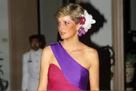 32年前戴安娜出访泰国，紫红色长裙凸显曼妙身材，玛哈笑容羞涩图片