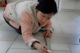 主持人周群太实在，居家打扮很邋遢，和台上形象相差很大图片