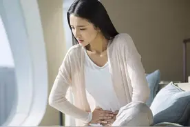 女性来例假时，有像“肉”一样的血块，是怎么回事？看完涨知识了图片