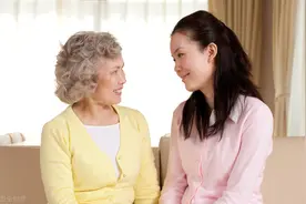 小姑子欺负嫂子，婆婆对小姑子说：嫁出去的女儿，泼出去的水图片