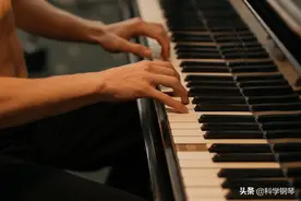 练习钢琴曲应该先把手指练熟了再考虑音乐性吗？图片