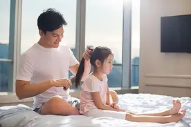 父女同床睡被曝光，宝妈不以为然，网友：不是一家人不进一家门图片