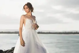 结婚前一天婆婆穿了我的婚纱，老公说她比我穿得好看图片