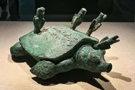 河南一老农钓了只“乌龟”，龟背上插了4支箭，专家：钓出了18亿图片