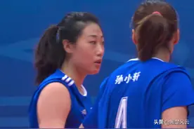 辽宁女排下狠手3-0胜河南队，朱婷给队友递水，球队输后黯然神伤图片