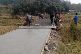 为什么农村只修水泥路而不修柏油路？专家说出问题图片