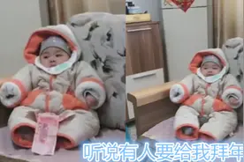 10岁男孩给3个月小舅舅“磕头拜年”，围观大人哄笑，辈大压人图片