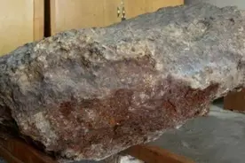 大爷在戈壁滩发现45亿年陨石，价值20亿！却白菜价卖给国外图片