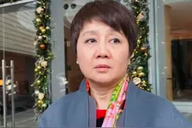 梁安琪四子女昔日聚餐，何猷亨穿西装，何猷君何超盈何超欣很朴素图片