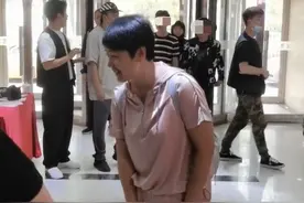 于谦娇妻现身德云社25周年庆，皮肤好白净，身材发福难掩富贵气质图片