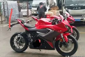 QJMOTOR赛250单摇臂跑车曝光图片