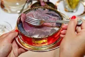 瑞士：我有腌鲱鱼；法国：我有蓝纹奶酪；中国：我来了都让让图片