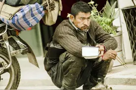 演过农民工的男星，比起刘德华、周星驰、黄渤，他简直本色出演图片