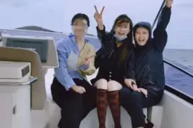 49岁闫学晶全家出海游玩，儿媳坐其大腿亲密合影，婆媳相处成闺蜜图片