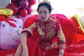 美女新娘“叼烟”，坐姿霸气，婆婆见了得气炸了图片