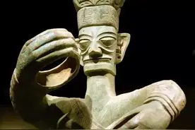 破解！出土文物证明：三星堆大立人手握的不是蛇或象牙而是蚕丝图片