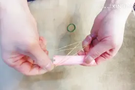 还记得刚学烫发时，上杠子橡皮筋的绑法吗，怀念一下