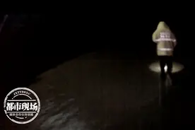 “不要过来！”男子涉水骑车摔倒，被困20分钟却不让民警上前图片