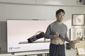 潘粤明发福屡遭调侃，罕见秀“八块腹肌”，却被粉丝拆台是腹肌衣图片