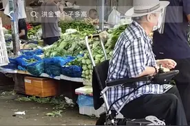 69岁洪金宝上海买菜，坐轮椅女保姆护驾，网友：也定居内地了？图片