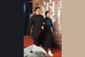 小陶虹又瘦了，穿衣知性小蛮腰明显，徐峥却啤酒肚大快系不住扣图片