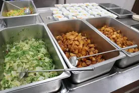 国企食堂VS央企食堂，再看看自己公司，网友：没有对比就没有伤害图片