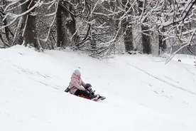 给富商生俩儿子还没名分，俄女子怒扒光孩子扔雪地等死，前夫儿子也没落下图片
