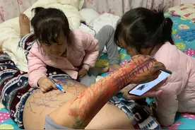 “全网超幸福宝爸”被两个贴心小棉袄装扮走红，网友：为艺术献身图片