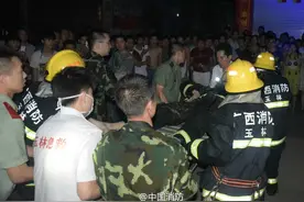消防员坠楼死死护住女童自己牺牲，女童看到消防车总会说“叔叔又去救人了”图片