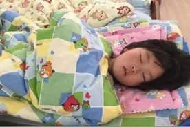 幼儿园老师在群里发孩子午睡照片，家长看后发怒找老师，园长道歉图片