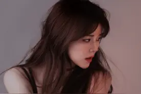 沫子自称纯欲天花板，直接JK装晒自拍照，粉丝：衣服信息量有点大图片