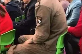 宝爸没换工作服参加家长会，遭到其他家长嘲讽：来错地方了吧图片