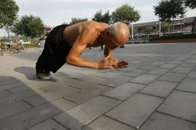 高手在民间！安阳六旬大叔健身绝活多，劈叉下腰身轻如燕图片