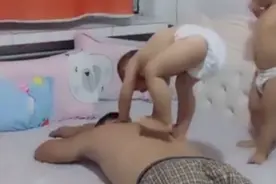 两宝宝为爸爸“踩背按摩”火了，穿纸尿裤的地位是不一样，惹不起图片