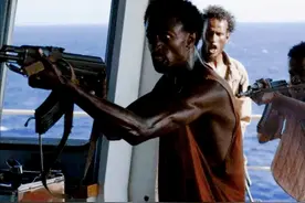 2010年，猖狂海盗误打误撞，错上俄油轮，投降根本没用被直接团灭图片