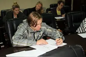 美国小伙挑战高考英语，不到半小时直接崩溃：这是什么鬼图片