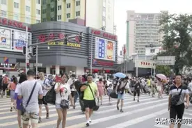 广州沙河顶服装批发城，按斤卖衣服，有人却想离开!图片