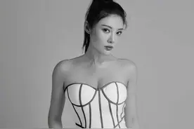 31岁徐冬冬气质好，穿“足球图案”抹胸裙秀细腰，曲线窈窕太美了图片