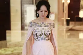 又被杨钰莹惊艳，158CM穿粉礼服裙明艳动人，49岁依然少女图片