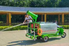 市区天逸公园清扫保洁实现机械化图片