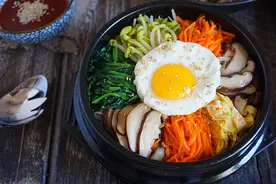 想吃石锅拌饭自己在家做，简单又实惠，酱料调好了，怎么拌都好吃图片