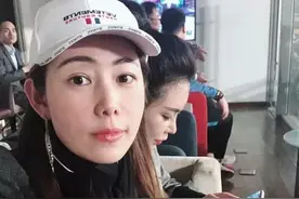 前国脚娶二婚亿万富婆，美貌身材不输林志玲，LV提包来装宠物狗图片