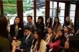 女面试官：100个姑娘一起上厕所，打一成语？男子回答很有画面感图片