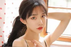 女装大佬艾比“走火入魔”，整天女装出门逛街，隆胸传言看来属实图片