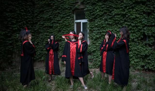 中央美院的学士服美上热搜！这是什么神仙毕业现场？