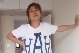 宝妈发明“抱大腿”式带娃，孩子开心得不得了，女儿侄女抢着要玩图片