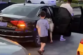 杜江霍思燕一家人出行，20万座驾显低调，神秘小女孩再次出现图片