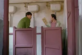 儿子想上厕所，爸爸却带他进了女厕，结果女厕来人了，秘密被发现视频封面
