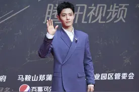 星光大赏红毯生图：王一博状态差，热巴心思巧，江疏影像反派图片