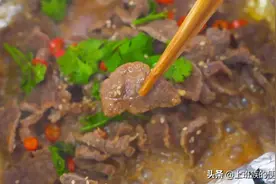 牛肉别再炒着吃啦，这样做简单快手，一焯一拌香上天蒜香味十足图片
